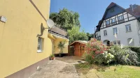 Seitenansicht mit Garten