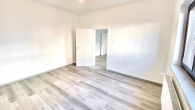 Schlafzimmer Blick 2 - **IDEAL FÜR DIE BERUFSTÄTIGE EINZELPERSON** APPARTEMENT IN ZENTRALER LAGE VON KREFELD-UERDINGEN