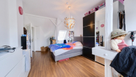 Schlafzimmer Blick 2 - KR-UERDINGEN – WUNDERSCHÖNES DG-STUDIO IN ZENTRALER LAGE – IDEAL FÜR DIE EINZELPERSON –