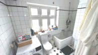 Badezimmer - „AM WALLGARTEN“ IM HERZEN VON KR-UERDINGEN – SCHÖN AUFGETEILTE 3,5 ZKDB-ALTBAUWOHNUNG + SÜD-BALKON
