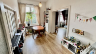 Wohn-/ Esszimmer - „AM WALLGARTEN“ IM HERZEN VON KR-UERDINGEN – SCHÖN AUFGETEILTE 3,5 ZKDB-ALTBAUWOHNUNG + SÜD-BALKON