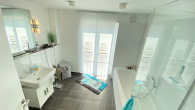 Bade mit Wanne u. Dusche - KR – FUßLÄUFIG UNWEIT ZUM HAUPTBAHNHOF BZW. HELIOS-KLINIKUM – CHICE 2-RAUM-DESIGNER-WOHNUNG + BALKON