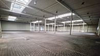 Halle innen Blick 1 - KR-LINN, CA. 3.180 QM LOGISTIKHALLE – VERKEHRSTECHNISCH OPTIMALE LAGE ZUR RHEIN-RUHR-REGION