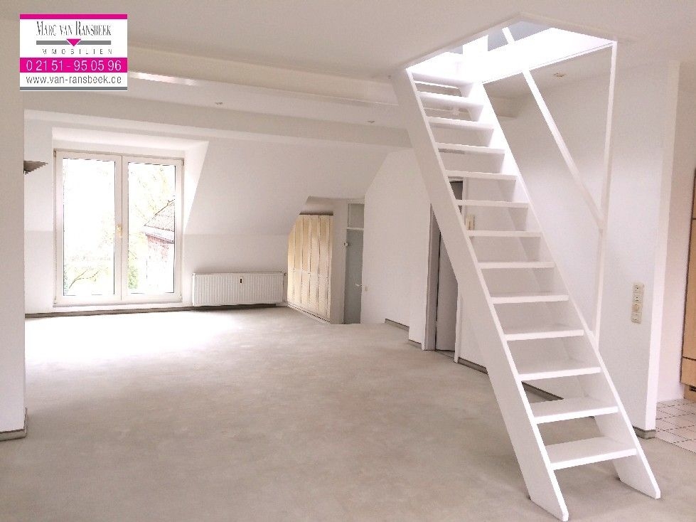 Wohnraum mit Treppe