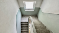 Treppenhaus - KR-FRANKENRING 78 – SOLVENT VERMIETETE 3 ZKDB-ETW + BALKON IM 1. OG EINES CITYNAHEN 4-FAMILIENHAUSES