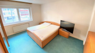 Schlafzimmer möbliert Blick 1 - KR-FRANKENRING 78 – SOLVENT VERMIETETE 3 ZKDB-ETW + BALKON IM 1. OG EINES CITYNAHEN 4-FAMILIENHAUSES