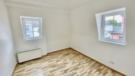 Schlafzimmer - KR-VON-BECKERATH-STRASSE – INDIVIDUELLE STUDIO-WOHNUNG FÜR EINZELPERSON IN GEPFLEGTEM 2-FAMILIENHAUS