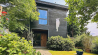 Straßenansicht - BEZUGSFREIES ARCHITEKTENHAUS IN BEGEHRTER STADTWALDNÄHE – REICHLICH PLATZ FÜR DIE GRÖßERE FAMILIE