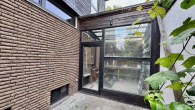 Verglaster Haushaltsraum an der Küche - BEZUGSFREIES ARCHITEKTENHAUS IN BEGEHRTER STADTWALDNÄHE – REICHLICH PLATZ FÜR DIE GRÖßERE FAMILIE