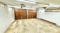 Garage Innenansicht - BEZUGSFREIES ARCHITEKTENHAUS IN BEGEHRTER STADTWALDNÄHE – REICHLICH PLATZ FÜR DIE GRÖßERE FAMILIE