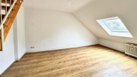 Wohnzimmer Blick 1 - CHICE 3 ZKDB-MAISONETTE-WOHNUNG + DG-STUDIO IM HERZEN VON KR-UERDINGEN – IDEAL FÜR MAX. 2 PERSONEN