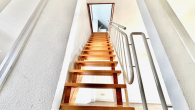 Treppe zum Dachstudio - CHICE 3 ZKDB-MAISONETTE-WOHNUNG + DG-STUDIO IM HERZEN VON KR-UERDINGEN – IDEAL FÜR MAX. 2 PERSONEN