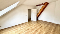 Wohnzimmer Blick 2 - CHICE 3 ZKDB-MAISONETTE-WOHNUNG + DG-STUDIO IM HERZEN VON KR-UERDINGEN – IDEAL FÜR MAX. 2 PERSONEN
