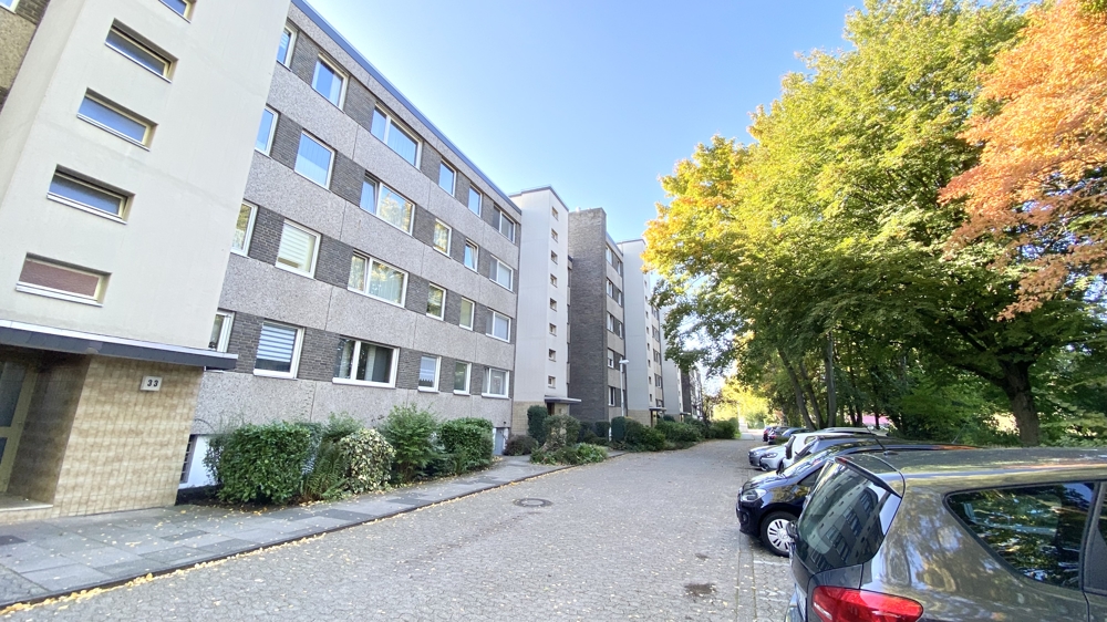 Eingang und Parkplätze