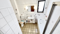 Badezimmer im 1. OG - RATINGEN-LINTORF, EINFAMILIENHAUS MIT EINLIEGERWOHNUNG ZUZÜGLICH CA. 716 QM FREIZEITGRUNDSTÜCK