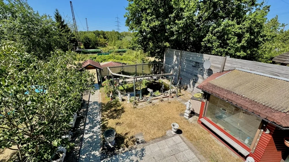 Terrasse und Hausgarten